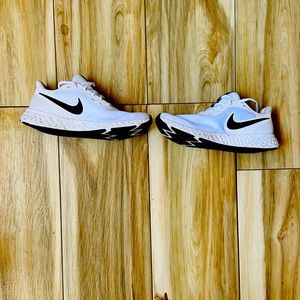 Nike Revolution Women’s Sz 8.5